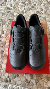 Tretry Specialized Black vel.45 - 6
