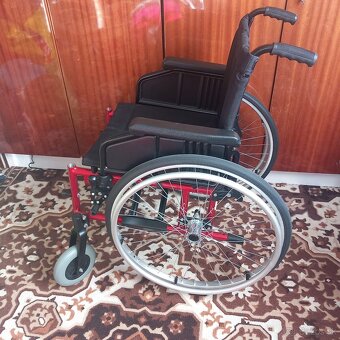 Predám nový skladaci invalidny vozik. Plné kolesá. - 6