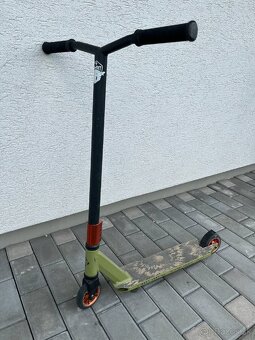 koloběžka a skateboard - 6
