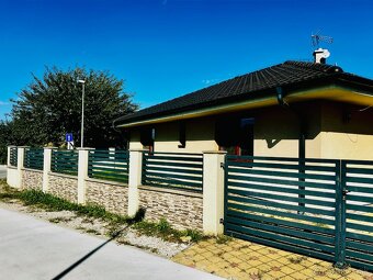 PRIESTRANNÝ BUNGALOV S GARÁŽOU NA PEKNOM ROŽNOM POZEMKU - 6