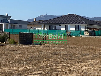 Pozemok ( 969 m2) so stavebným povolením + projekt Malý Lapá - 6