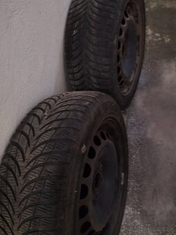 Predám zimné pneumatiky na plech.diskoch pre Škodu Octaviu - 6
