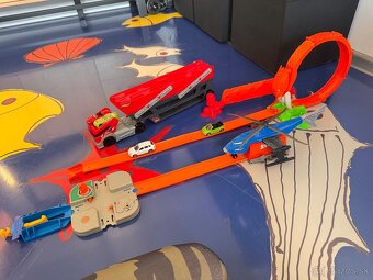 HotWheels kamión-odťahovka, vrtuľník a dráha - 6