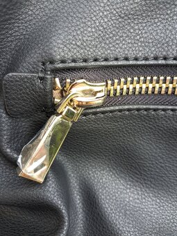 Elegantná čierna kabelka GUESS so zlatými prvkami - 6