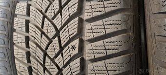 Predám 4ks pekné zimné 235/40r19-96V Good Year - 6