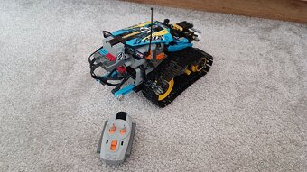 LEGO Technic 42095 – Remote-Controlled Stunt Racer - 6