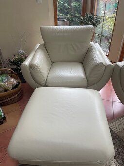 Krémovobiela rohová kožená sedačka + kreslo a taburetka - 6