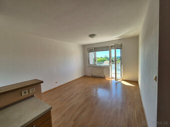 Znížená cena- priestranný 2 izbový byt s parkovacím miestom - 6