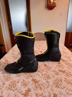 Motocyklová prilba a čižmy - 6
