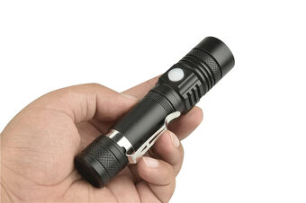 Predám novú silnú LED baterku s 6800mAh batériou a káblom - 6