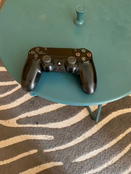 Predám Playstation 4 - 6