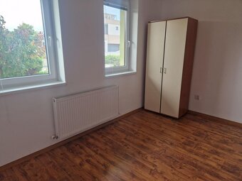 Ponúkame na predaj priestranný, viacgeneračný rodinný dom v - 6