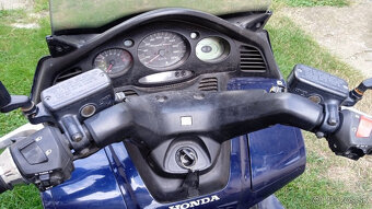 Honda FJS 600 Silverwing - 6