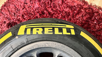 Predám originálny stolík F1 pneu Pirelli-Ferrari Ch.Leclerc - 6