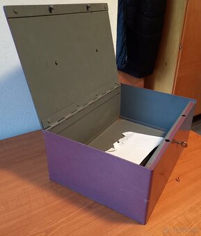 Kovová uzamykateľná príručná pokladnica - 6
