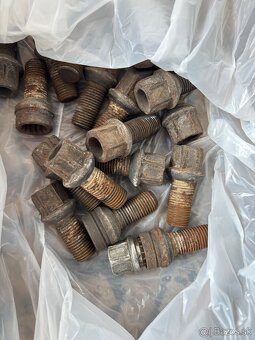 Predám zimné pneumatiky na diskoch ŠKODA 225/45 R17 - 6