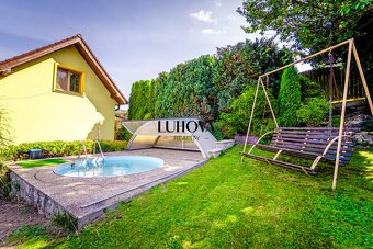 RODINNÝ dom s bazénom a krásnou záhradou - 6