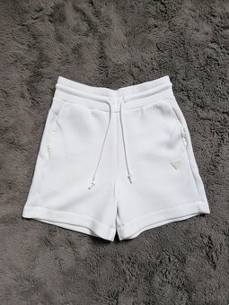 NOVE Guess sortky, kratase S - M - 6