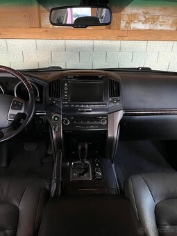 TOYOTA LAND CRUISER 200 - 6