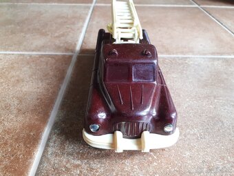 Stara hracka - Stare auto : Hasicske auto od IGRA - 6