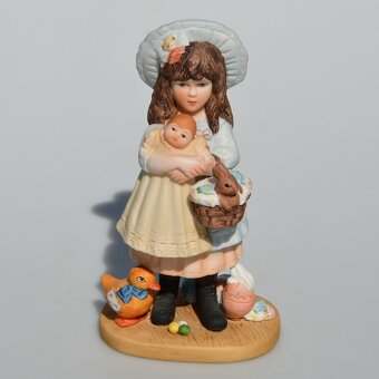 2 roztomilé porcelánové sošky z r 1982- Dievčatká s bábikami - 6
