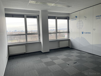 Prenájom kancelárskeho priestoru 473m² na ulici Galvaniho v - 6
