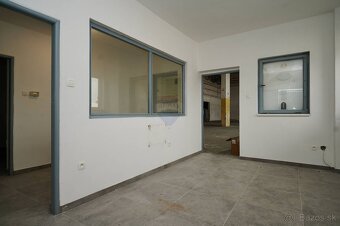 RE/MAX  ponúka na prenájom skladové priestory v Trnave s výb - 6