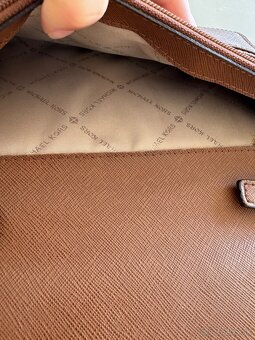 Michael Kors kožená crossbody kabelka - 6