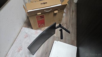 24 palcový zahnutý LCD monitor - 6