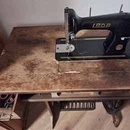 Starší plne funkčný šijací stroj LADA - 6