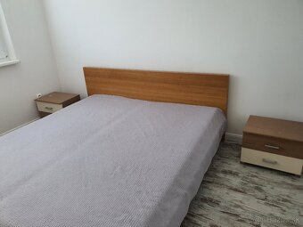 Manželská posteľ, s matracmi a nočnými stolíkmi - 6
