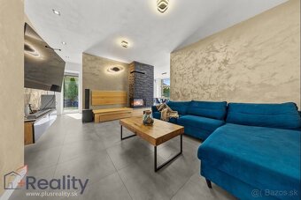 Moderný rodinný dom s veľkým pozemkom, terasou a zariadením - 6