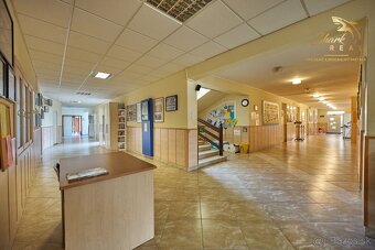 Školská budova v centre obce Mostová - 6