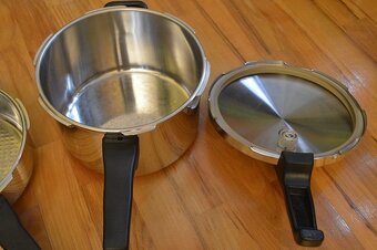 predam KELOMAT tlakovy hrniec, priemer 22cm, objem 2,7 l a 5 - 6