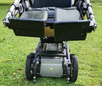 Elektricky invalidný vozík. - 6