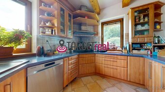Exkluzívne bývanie obklopené zeleňou – rodinný dom s 1517 m2 - 6