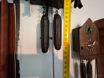 Predám funkčné starožitné kukučkové hodiny s líškou drevorez - 6