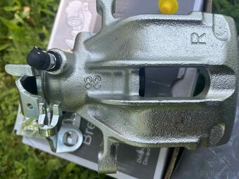 Brzdový strmeň na VW Passat Variant B4 - 6