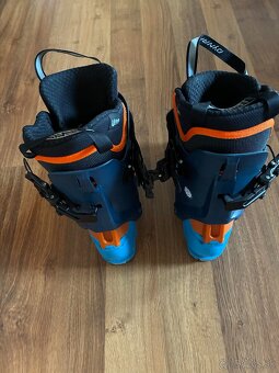 Skialpový set - lyže, lyžiarky, pásy, viazanie a haršajzne - 6