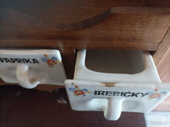 Starožitné koreničky v drevenej poličke - 6