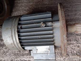 Elektromor s prevodovkou. - 6