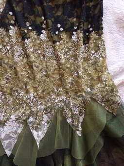 Šaty z vyšívaného tylu - 6