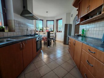 Vkusný dvojpodlažný 5-izb. RD 218m2 s bazénom, pozemok 651m2 - 6