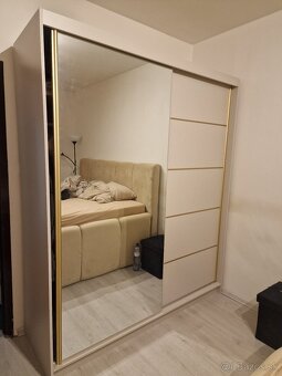 Predám kašmirovú bežovu šatnikovu skrinu - 6