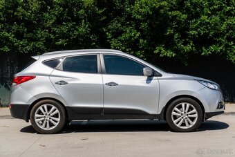 Hyundai ix35 2.0 CRDi VGT Premium 4x4 A/T Strieborná - 6