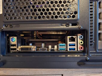 Predam PC + monitor - 6