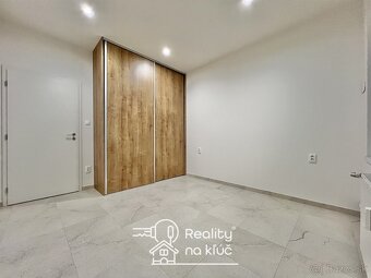 Na prenájom elegantný 2-izbový byt pri stanici v Nových Zámk - 6