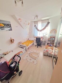 PREDANÉ VEĽKÝ SLNEČNÝ PRIESTRANNÝ 3 IZBOVÝ BYT V OBCI... - 6