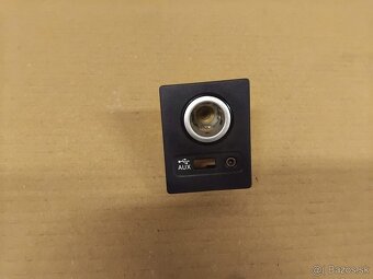 USB konektor - zásuvka AUX - 6