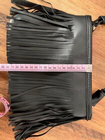Čierna koženková kabelka so strapcami - 6